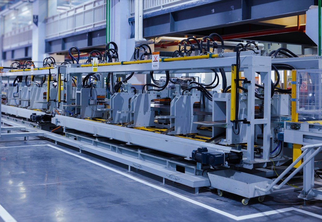 Línea de producción automatizada en una nave industrial